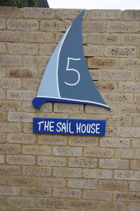 Sail House Overlooking Lancelins Main Park - Tourism Cairns 2