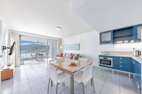 Sails On The Sea - Club Wyndham - Tourism Cairns 1