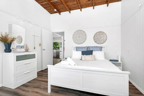 Sally Beach House With Ocean Views - Tourism Cairns 2