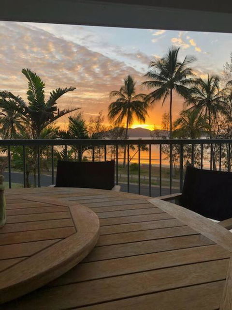 Salt On South - Beachfront Bliss - Tourism Cairns 2