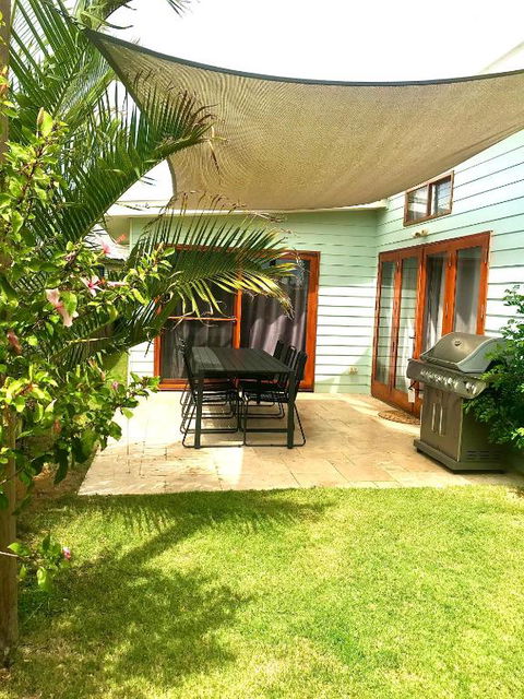 Salty Blue Beach House - Tourism Cairns 0