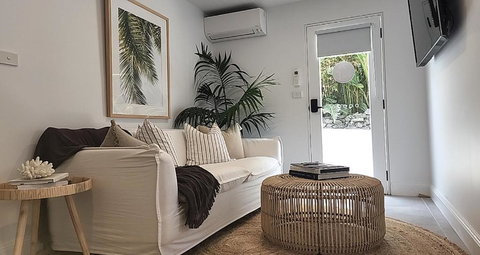SALTY PALMS -Seaside Studio Apartment - Tourism Cairns 3