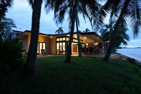 Sandcastle Retreat - Absolute Cairns Beachfront - Tourism Cairns 2
