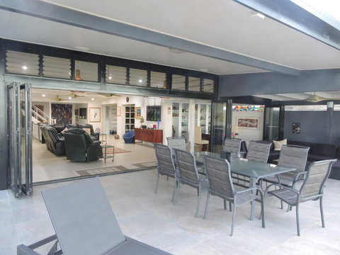 Sandcastle Retreat - Absolute Cairns Beachfront - Tourism Cairns 3