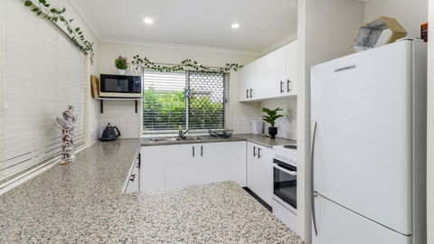 Sandstone Cove At Sandstone Point - Tourism Cairns 2