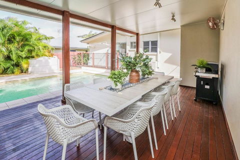 Sandy Burrows - Tourism Cairns 0
