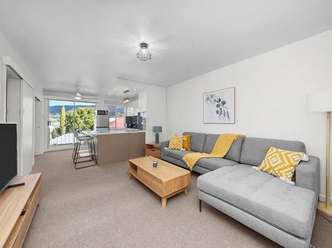 Sandy Bay Apartment With Hobart River View, Near UTAS - Stroll To Cafes And Shops - Tourism Cairns 0