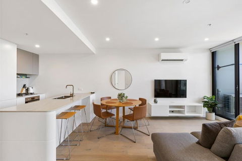 Spacious & Bright Apt Near Major Hospital Precinct - Tourism Cairns 0