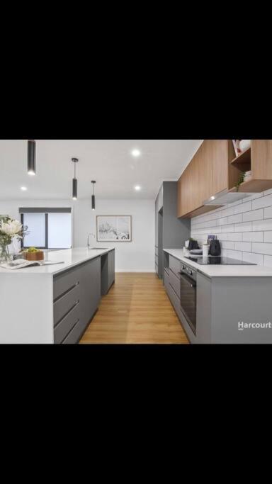 Spacious House Close To Hobart CBD WiFi And New Sony QLED Smart TV - Tourism Cairns 0