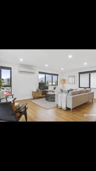 Spacious House Close To Hobart CBD WiFi And New Sony QLED Smart TV - Tourism Cairns 1