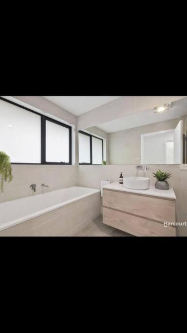 Spacious House Close To Hobart CBD WiFi And New Sony QLED Smart TV - Tourism Cairns 3