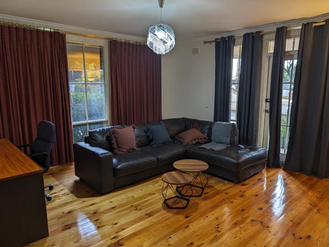 Spacious, Modern & Stylish Vacation Home - Tourism Cairns 1