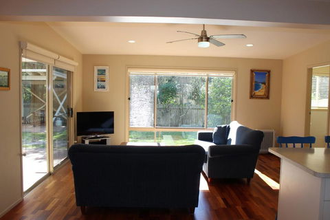 BEACHSIDE VILLA 2 - Tourism Cairns 3