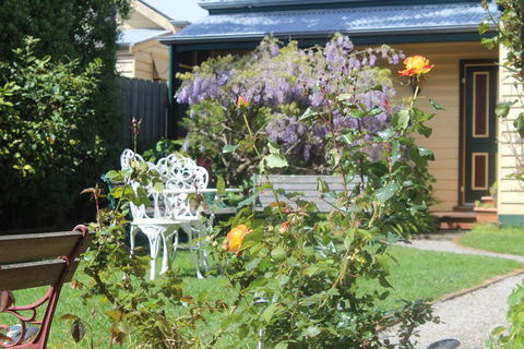 Benambra Bed & Breakfast - Tourism Cairns 0