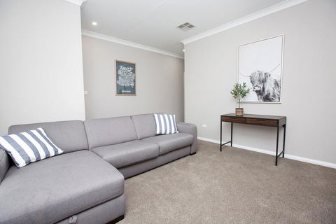 Best Central Wagga Townhouse - Tourism Cairns 3