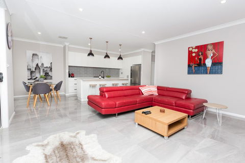 Best Central Wagga Townhouse - Tourism Cairns 0
