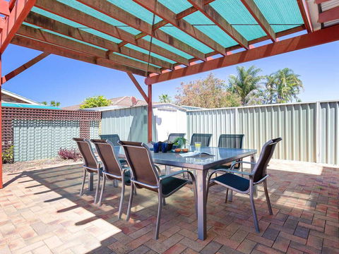 Blue Bay, 83a Rocky Point Road - Foxtel & Air Conditioning Downstairs - Tourism Cairns 2