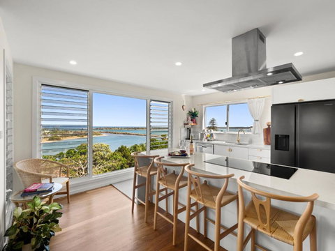 THE PENTHOUSE - Spectacular Views Of The Bay, And The Ocean! Only 150m To Shaws Bay - Tourism Cairns 0