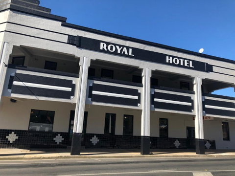 The Royal Hotel, Drouin - Tourism Cairns 1