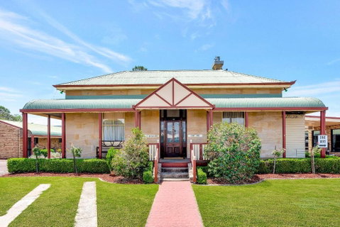 Warwick Settlers Inn - Tourism Cairns 3