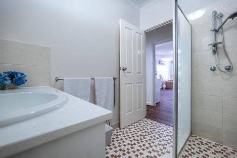 Warmth House Nr Airport 2rooms 5beds Yard N Parking - Tourism Cairns 3