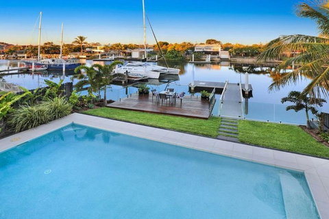 WATERFRONT HOME BORDERING MOOLOOLABA - Tourism Cairns 1