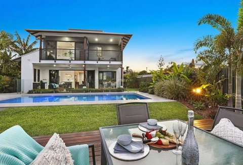 WATERFRONT HOME BORDERING MOOLOOLABA - Tourism Cairns 0