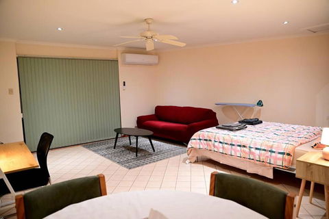 Spacious Studio In AliceSprings QueenBed+KSAirbed - Tourism Cairns 1
