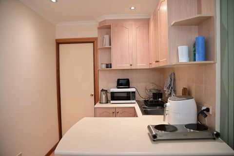 Spacious Studio In AliceSprings QueenBed+KSAirbed - Tourism Cairns 2