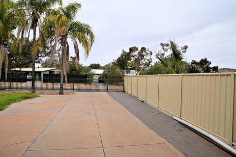 Spacious Studio In AliceSprings QueenBed+KSAirbed - Tourism Cairns 3