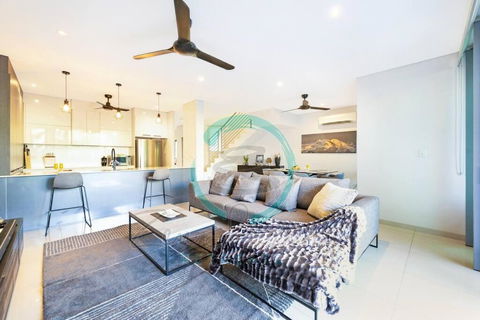 ZEN ARCTIC Luxury 2-Story T/House + Pool & Markets - Tourism Cairns 1