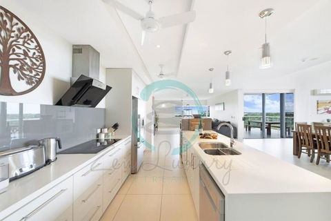 ZEN LUXURY: 2-Story 4-BR Penthouse In Darwin City With Mindal Markets & Harbour Views - Tourism Cairns 0