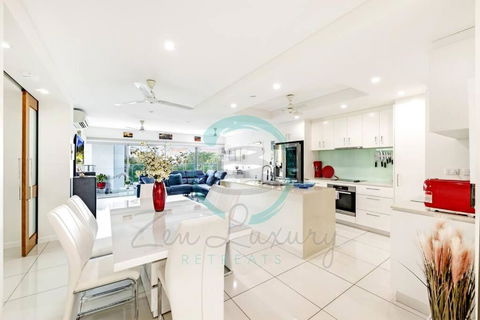 ZEN Tree Blossom: 3-BR Luxury Apt Near Waterfront - Tourism Cairns 0