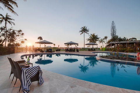 Tangalooma Island Resort Whale Watching Day Cruise With Dolphin Feeding - Tourism Cairns 4